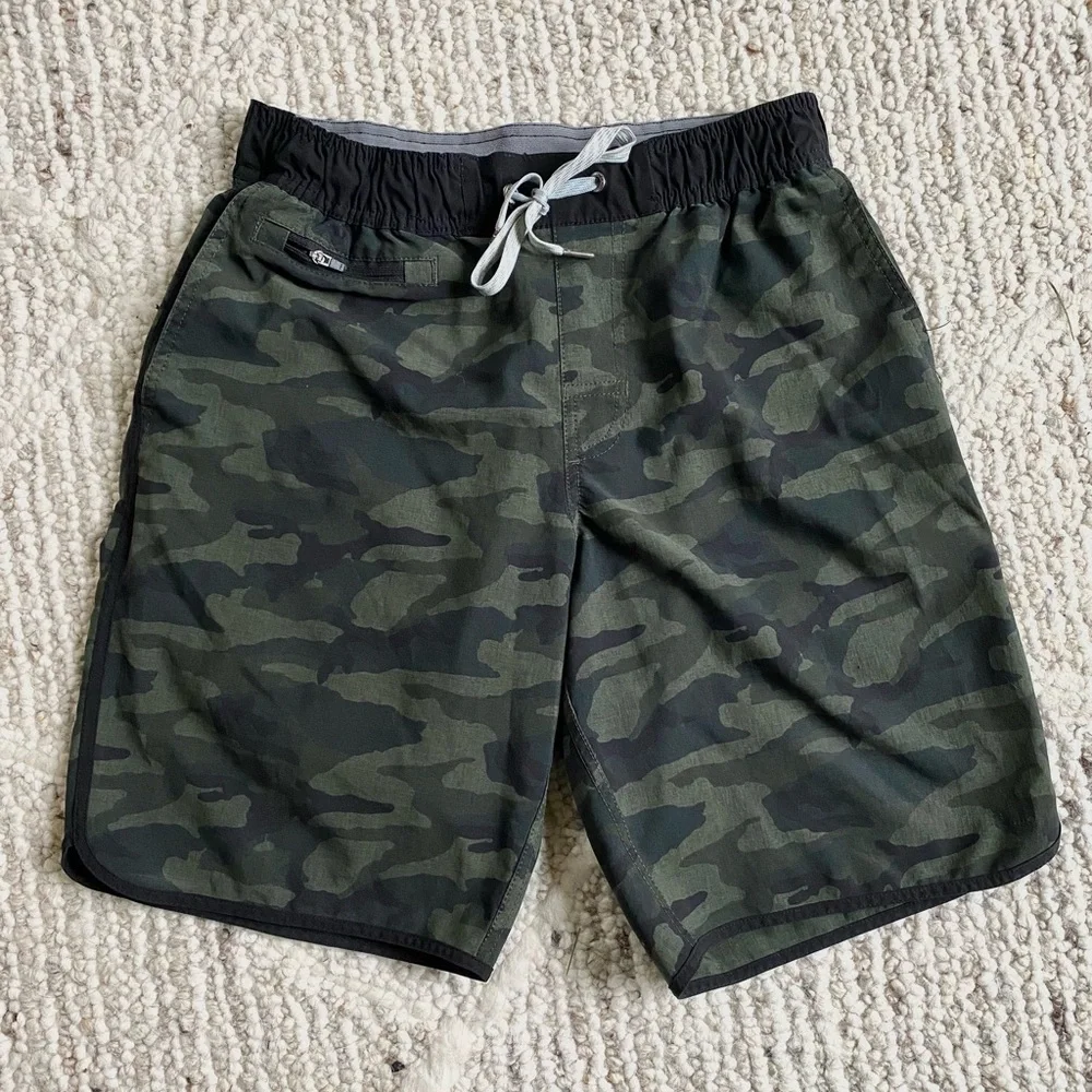 VUORI men’s green camo 9” shorts size‎ small